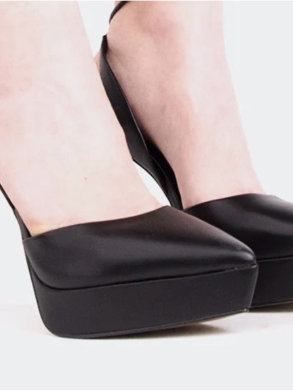 L’intervalle Black Shiny Patent Platform Ankle-Strap Pumps